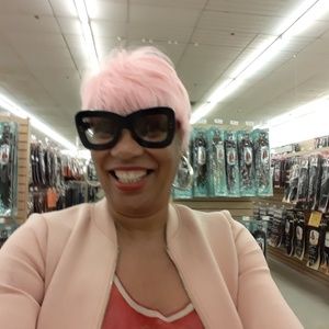 Meet your Posher, Adrianne